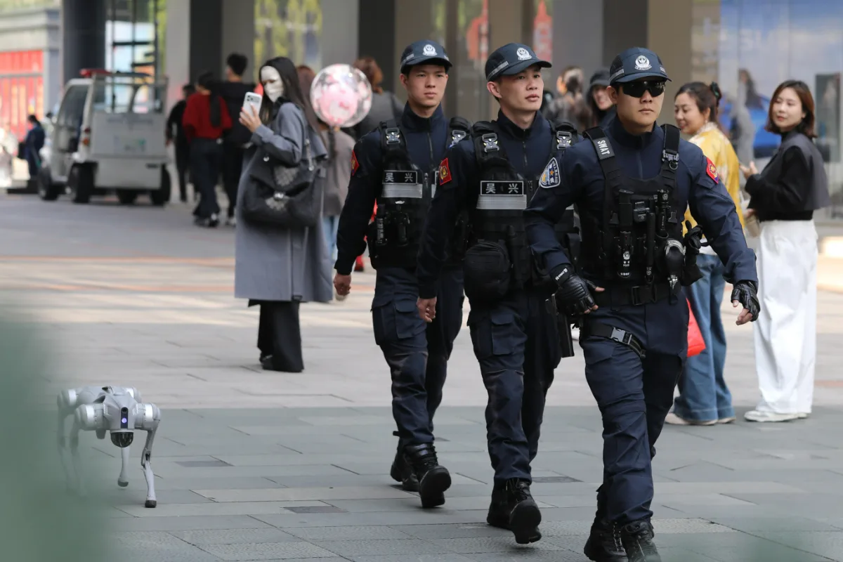 警用机器狗入围装备认证、多地巡逻上岗